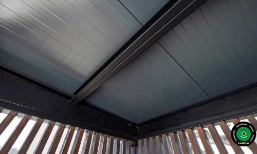 Die Dachkonstruktion eines Unterstands, der als Bushaltestelle dient.