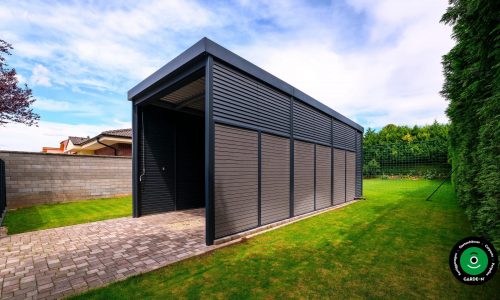 Geschlossener Metallcarport mit Lamellenwänden im Garten.