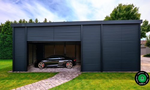 Eleganter Carport mit schwarzem Sportwagen auf dem Pflaster.