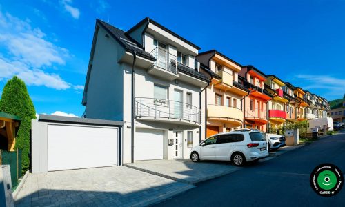 Moderner Carport neben Einfamilienhaus.