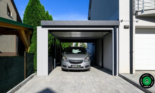 Metallcarport mit Garagentor.