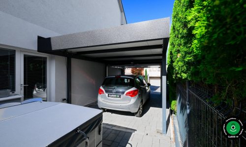 Auto unter einem Carport geparkt.