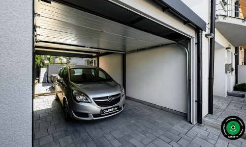 Modernes Haus mit Carport für Auto.