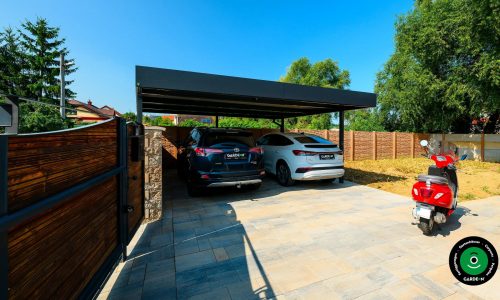 Moderner Doppelcarport mit dunklem Dach und gepflastertem Hof.