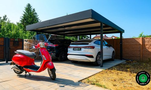 Schwarzer Doppelcarport mit kontrastierender Ziegelmauer und Zaun.