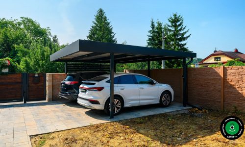Seitenansicht eines modernen Carports mit weißem und schwarzem Auto.