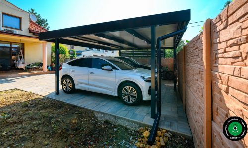 Minimalistischer Doppelcarport neben Einfamilienhaus.