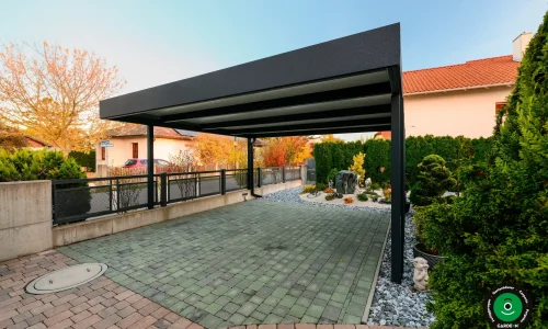 Geräumiger Unterstand mit schöner umgebender Gartenanlage