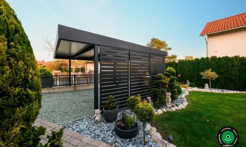 Unterstand am Garten mit Zierbäumchen und Steingestaltung