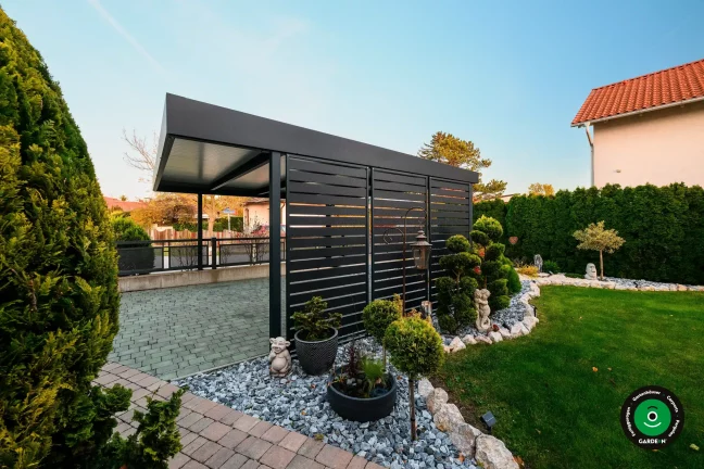 Unterstand am Garten mit Zierbäumchen und Steingestaltung