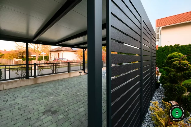 Detail der seitlichen Füllung des Unterstands mit Blick in den Garten