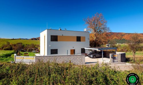 Unterstand für zwei Autos mit moderner stabiler Konstruktion