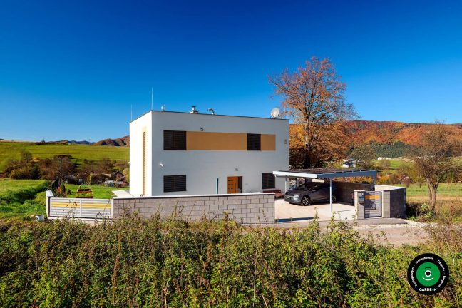 Unterstand für zwei Autos mit moderner stabiler Konstruktion