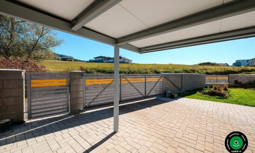 Universeller Unterstand für zwei Autos mit klarem modernem Erscheinungsbild