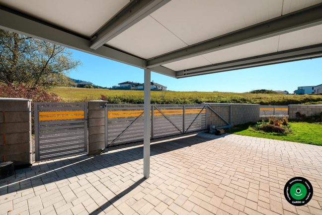 Universeller Unterstand für zwei Autos mit klarem modernem Erscheinungsbild