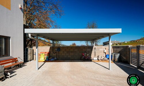 Geräumiger Unterstand für zwei Fahrzeuge am Wohnhaus