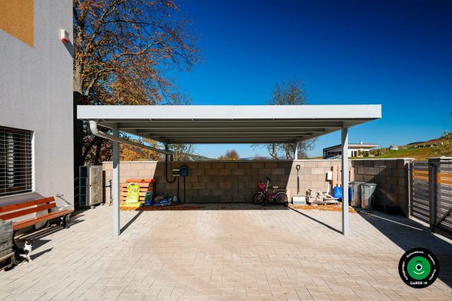 Geräumiger Unterstand für zwei Fahrzeuge am Wohnhaus