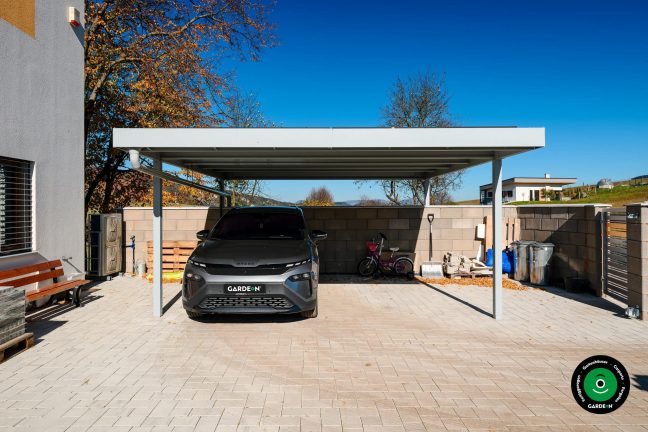 Überdachter Doppel Unterstand der Autos vor Wetter schützt