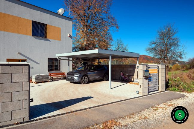 Moderner Doppel Unterstand mit stabiler Metallkonstruktion