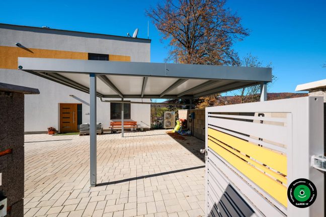 Parkunterstand für zwei Autos mit widerstandsfähigem Dach