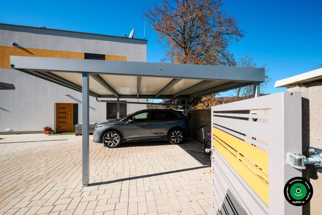 Eleganter Unterstand für zwei Fahrzeuge mit minimalistischem Design