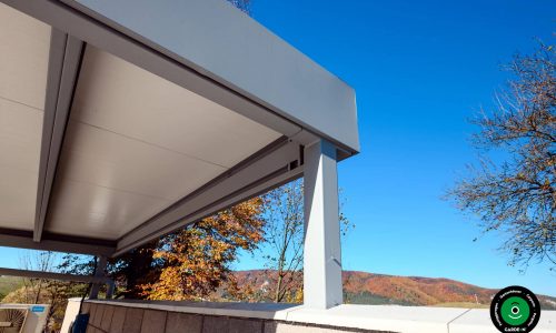 Doppel Unterstand in gepflegter Außenanlage