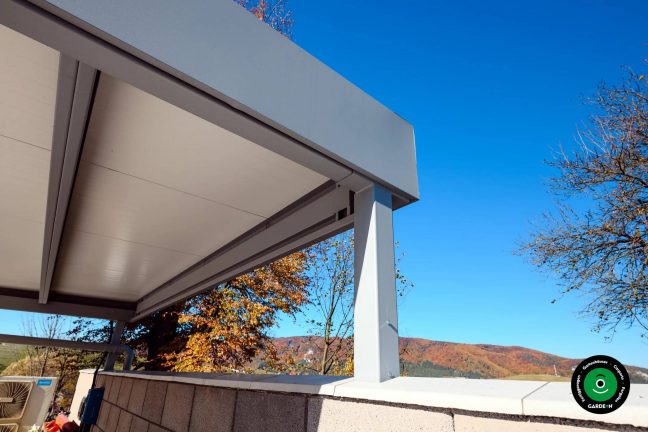 Doppel Unterstand in gepflegter Außenanlage