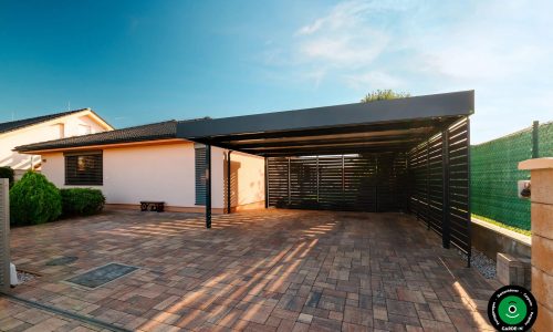 Moderner Auto Unterstand mit dunkler Metallkonstruktion