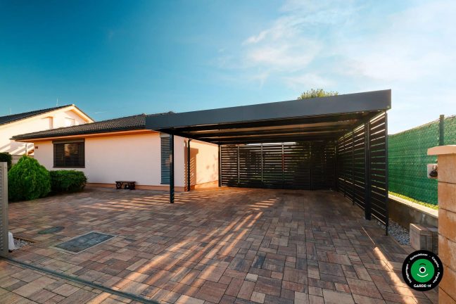 Moderner Auto Unterstand mit dunkler Metallkonstruktion