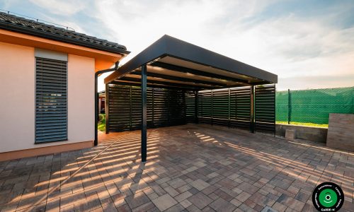 Überdachter Auto Unterstand mit hochwertiger Metallkonstruktion