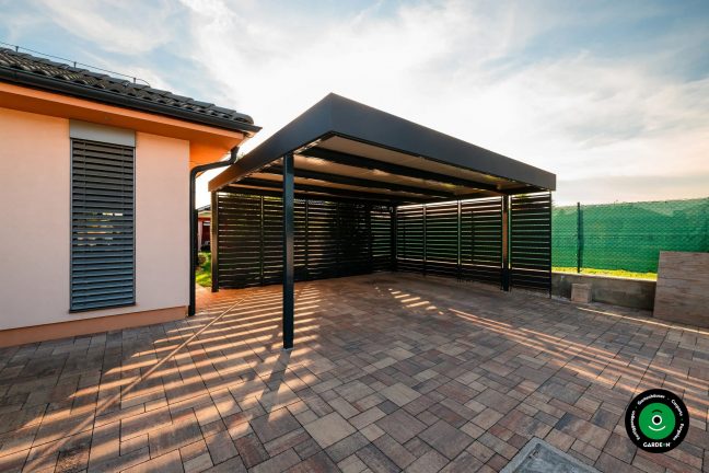 Überdachter Auto Unterstand mit hochwertiger Metallkonstruktion