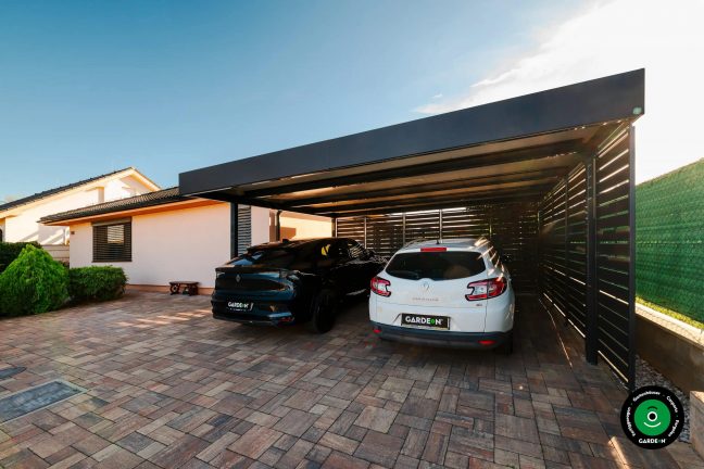 Unterstand mit schwarzem und weißem Auto geschützt unter festem Dach