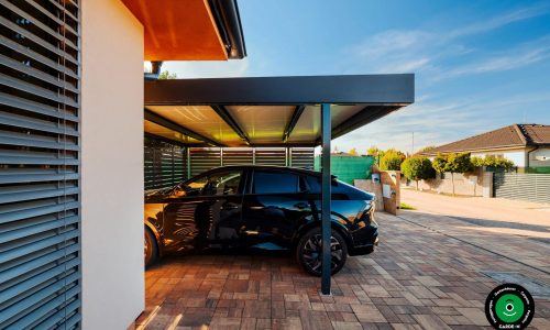 Moderner Parkplatz Unterstand am Wohnhaus mit zwei Fahrzeugen