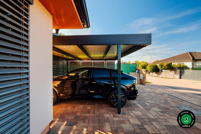 Moderner Parkplatz Unterstand am Wohnhaus mit zwei Fahrzeugen