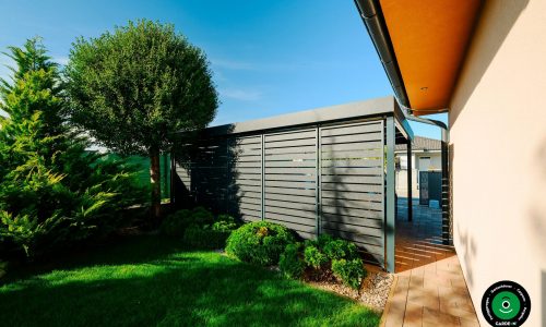 Geräumiger Unterstand mit Lamellenverkleidung