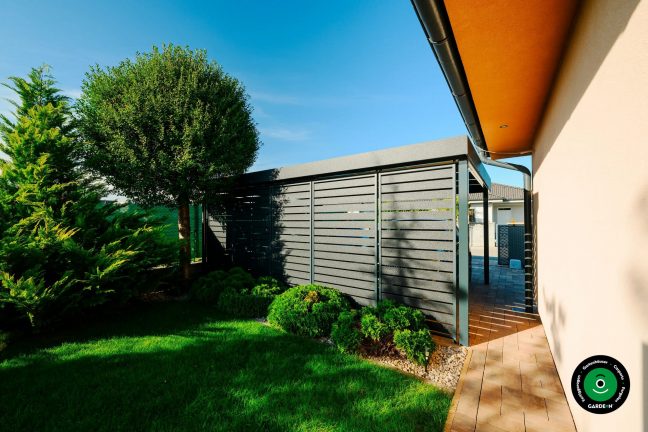 Geräumiger Unterstand mit Lamellenverkleidung