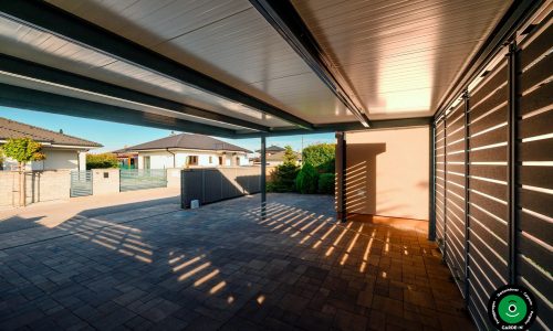 Eleganter Unterstand mit seitlichen Lamellen und befestigtem Boden