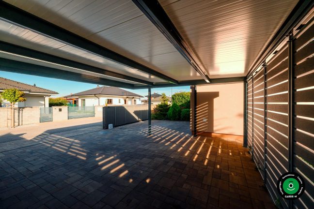 Eleganter Unterstand mit seitlichen Lamellen und befestigtem Boden