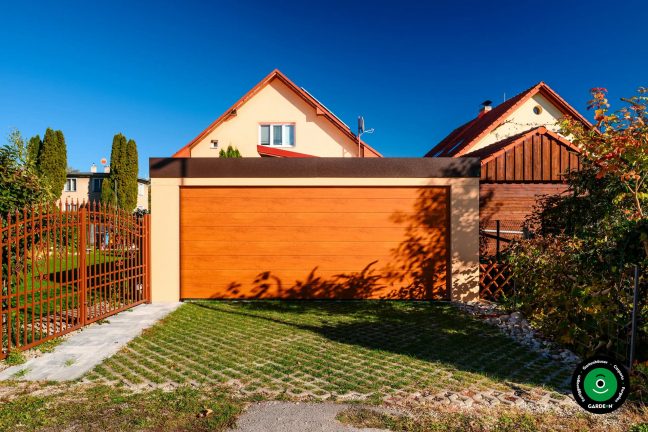 Unterstand mit Garagentor im modernen minimalistischen Design