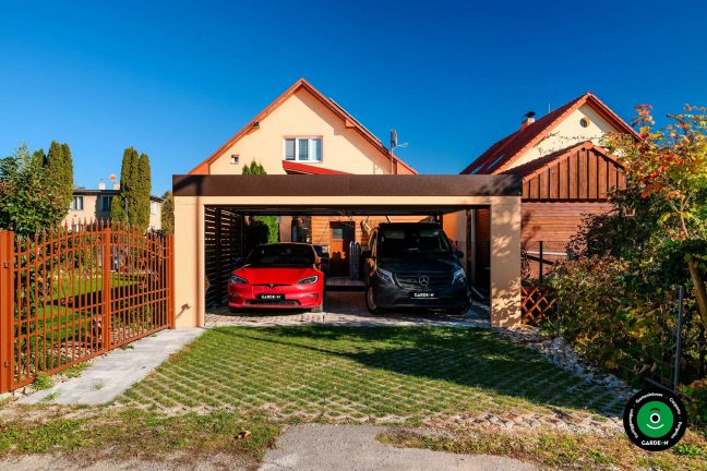 Überdachter Unterstand mit Garagentor und stabiler Metallkonstruktion