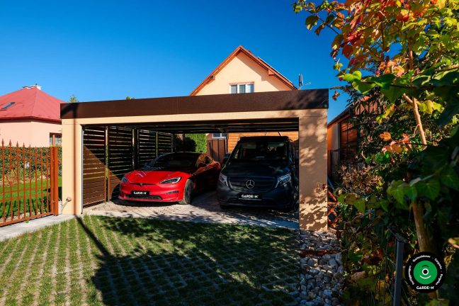 Geräumiger Unterstand mit integriertem Garagentor und Dach