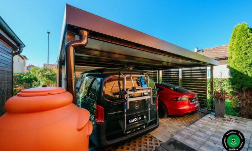 Moderner Unterstand mit Tor und seitlichen Konstruktionselementen