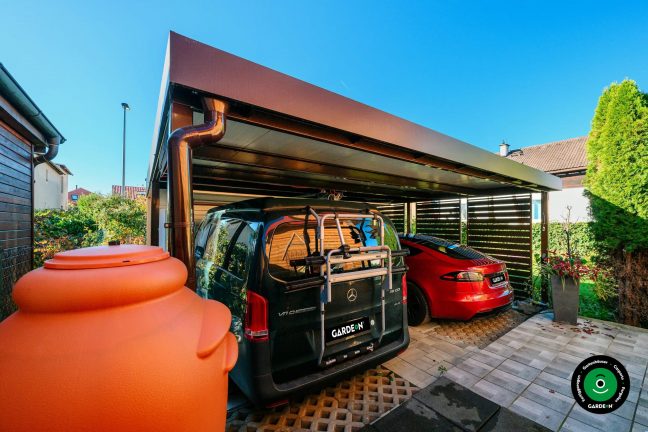 Moderner Unterstand mit Tor und seitlichen Konstruktionselementen