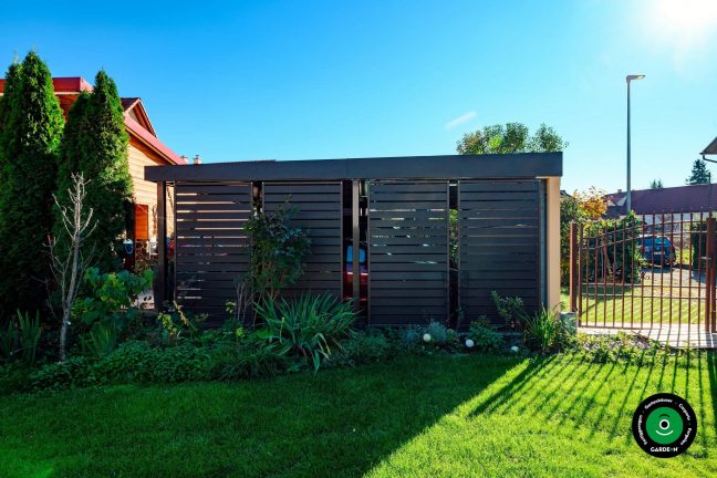 Überdachter Raum mit Garagentor zum Schutz von Fahrzeugen