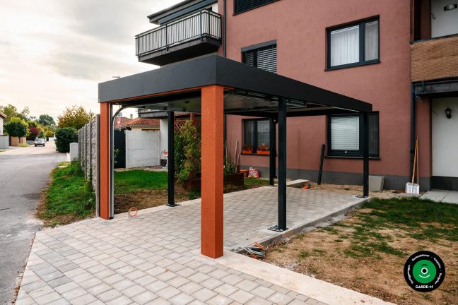 Unterstand mit Garagentor im modernen praktischen Stil