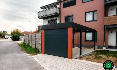 Überdachter Unterstand mit stabiler Konstruktion und integriertem Tor