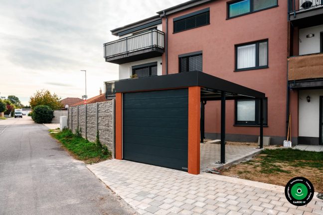 Überdachter Unterstand mit stabiler Konstruktion und integriertem Tor