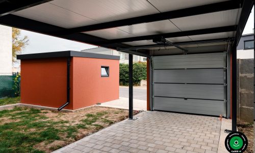Parkunterstand mit abschließbarem Garagentor und Dach