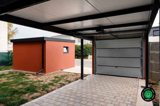 Parkunterstand mit abschließbarem Garagentor und Dach
