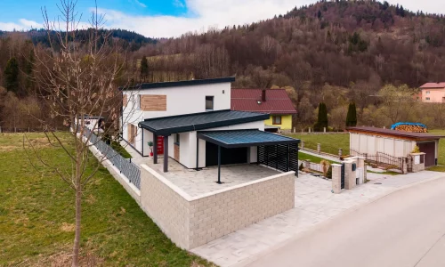 Moderner Aluminium-Carport mit anthrazitfarbenem Pultdach